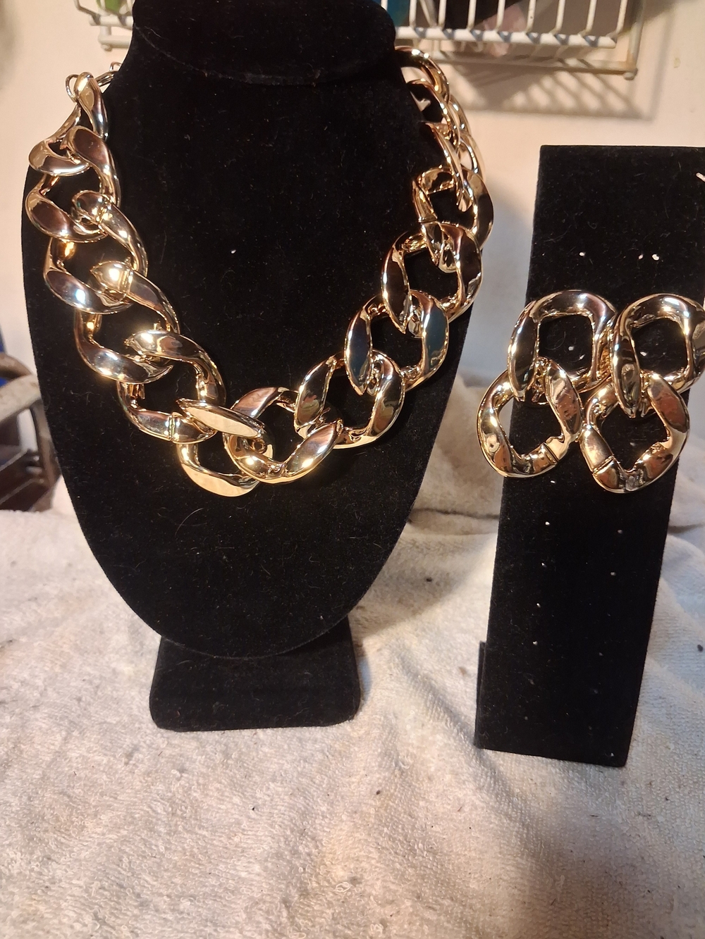 New,Gold Link Plastic Chocker Lightweight Statement Necklace & Pierced Ears Set.